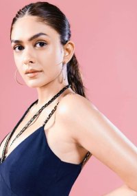 mrunal thakur 10